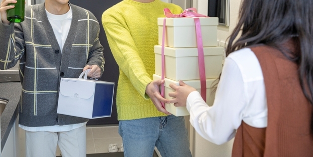 8만원씩 걷어 원하는 집들이 선물 사갔는데…회 한 접시 덜렁 내놓은 친구
