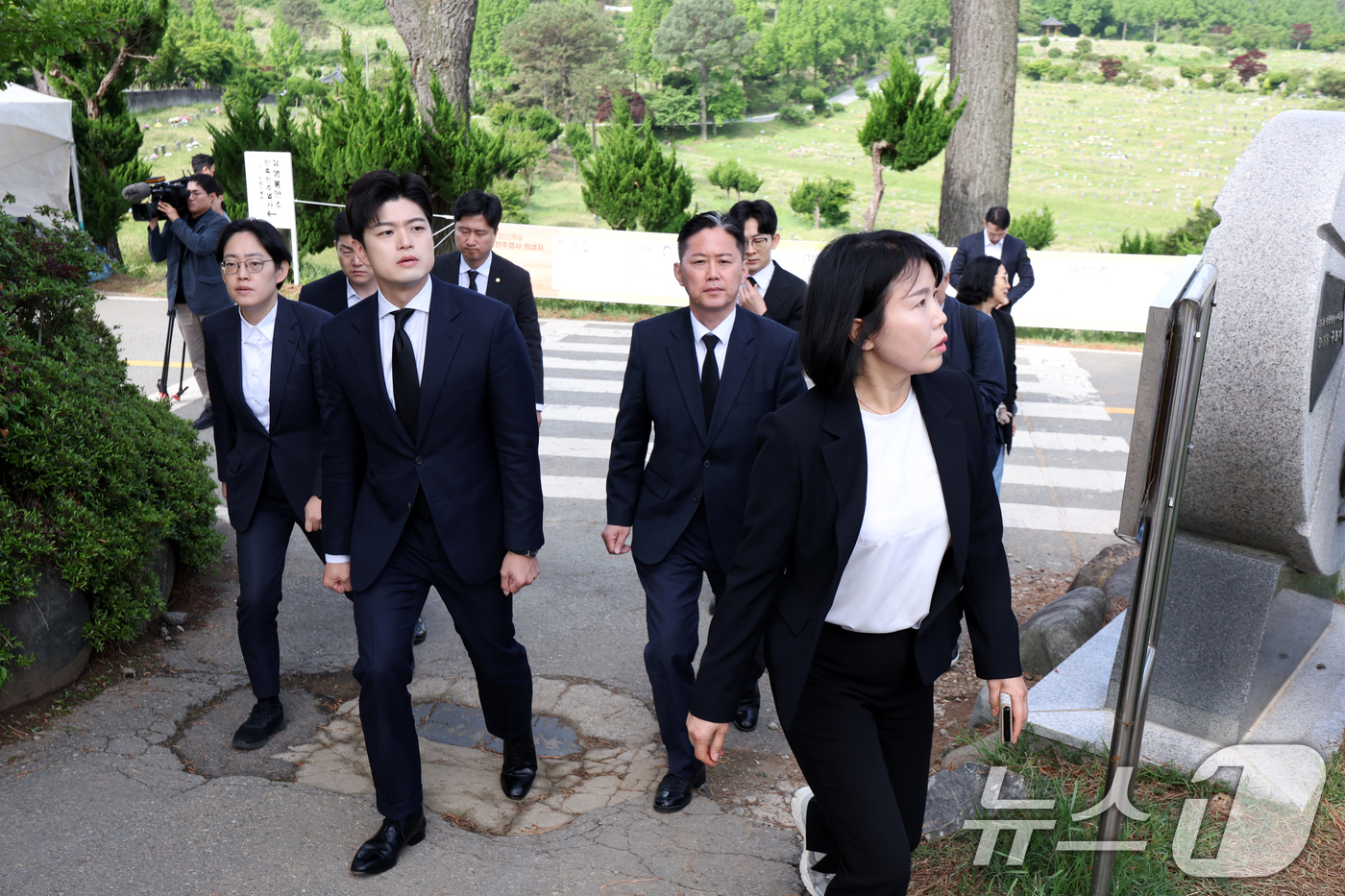 (광주=뉴스1) 이승현 기자 = 김용태 국민의힘 비상대책위원장이 5·18민주화운동 45주년인 18일 오전 광주 북구 망월동에 위치한 민족민주열사묘역(구묘역)에 있는 전두환 비석을 …