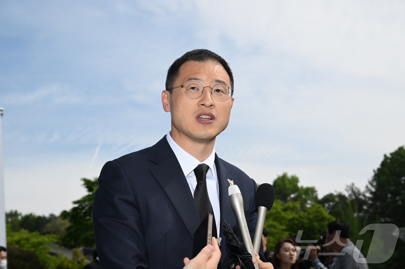 (광주=뉴스1) 김태성 기자 = 김상욱 무소속 의원이 18일 광주 북구 운정동 국립 5·18민주묘지 민주의 문 앞에서 기자회견을 하고 있다.2025.5.18/뉴스1