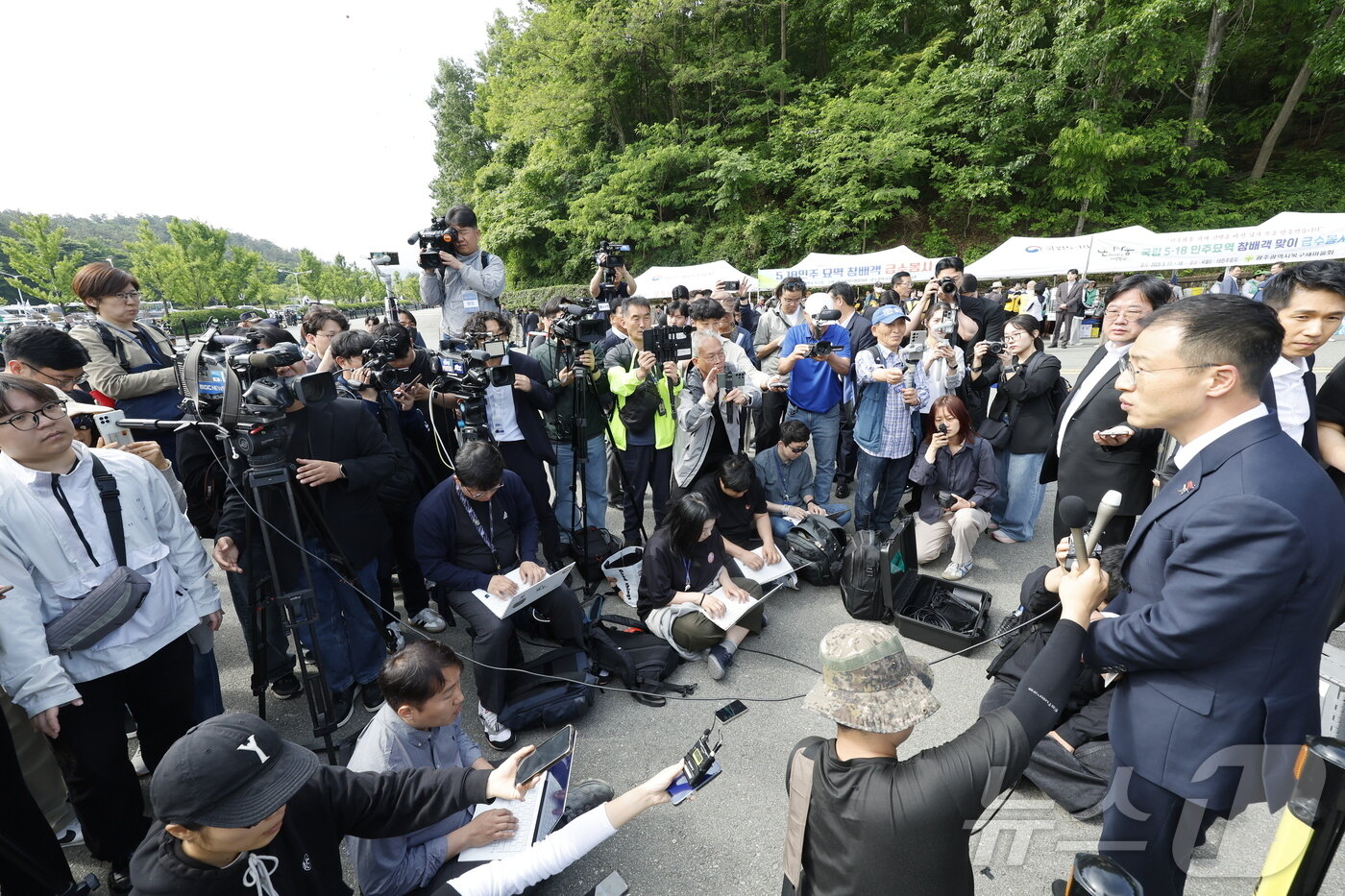 본문 이미지 - 김상욱 무소속 의원이 18일 광주 북구 운정동 국립 5·18민주묘지 민주의 문 앞에서 기자회견을 하고 있다.2025.5.18/뉴스1 ⓒ News1 김태성 기자