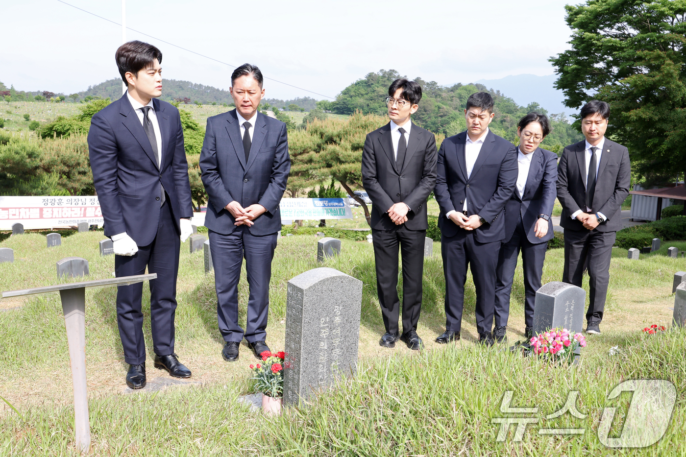 (광주=뉴스1) 이승현 기자 = 김용태 국민의힘 비상대책위원장이 5·18민주화운동 45주년인 18일 오전 광주 북구 망월동에 위치한 민족민주열사묘역(구묘역)을 둘러보고 있다. 20 …