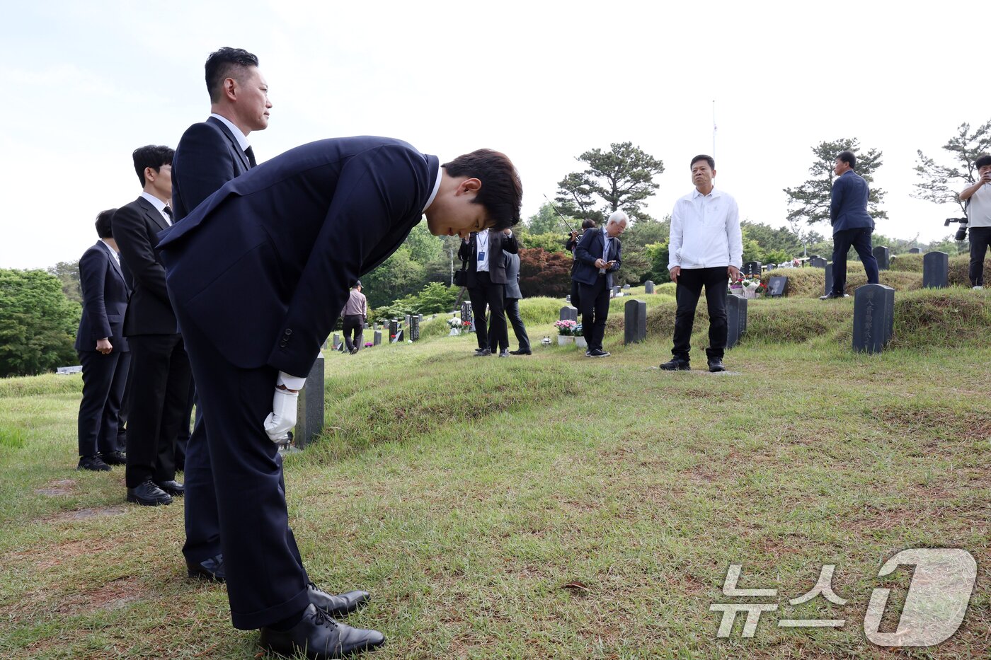 본문 이미지 - 김용태 국민의힘 비상대책위원장이 5·18민주화운동 45주년인 18일 오전 광주 북구 망월동에 위치한 민족민주열사묘역(구묘역)에서 항의하는 시민들에게 고개숙여 사과하고 있다. 2025.5.18/뉴스1 ⓒ News1 이승현 기자