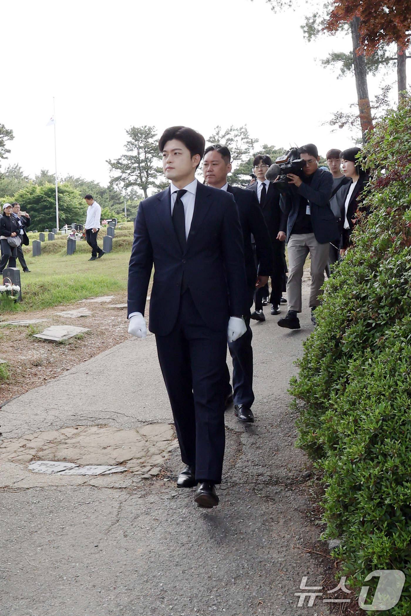 (광주=뉴스1) 이승현 기자 = 김용태 국민의힘 비상대책위원장이 5·18민주화운동 45주년인 18일 오전 광주 북구 망월동에 위치한 민족민주열사묘역(구묘역)에 있는 전두환 비석을 …