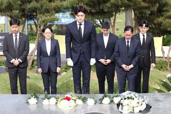 국힘 30대 의원들, 5·18 구묘역 참배…"계엄 다시금 사과"
