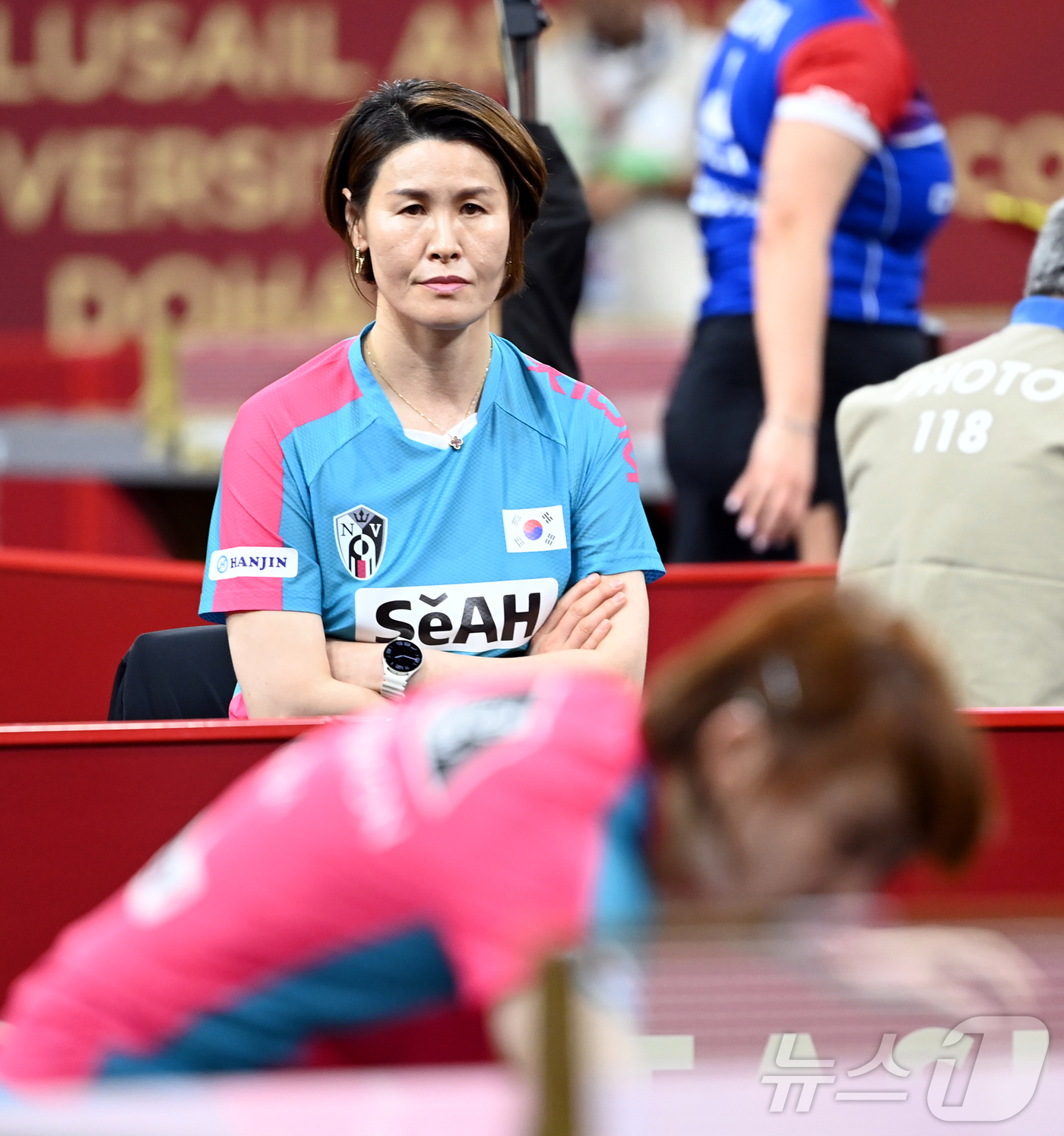 (서울=뉴스1)  사진공동취재단 = 석은미 탁구여자대표팀 감독이 17일 카타르 도하 카타르대학교 스포츠 콤플렉스에서 열린 2025 세계탁구선수권대회 개인단식 128강 서효원의 경기 …
