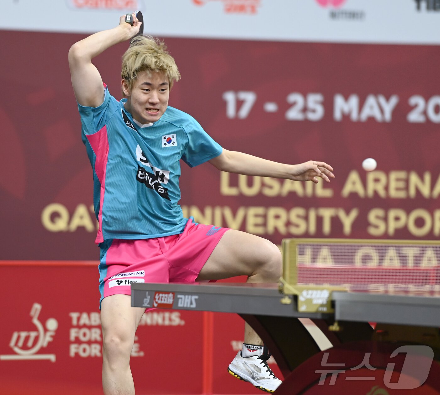 본문 이미지 - 오준성이 17일 카타르 도하 카타르대학교 스포츠 콤플렉스에서 열린 2025 세계탁구선수권대회 개인단식 128강에서 에피오피아 DARARA DUFERA와 경기를 펼치고 있다. 2025.5.18/뉴스1 ⓒ News1 사진공동취재단