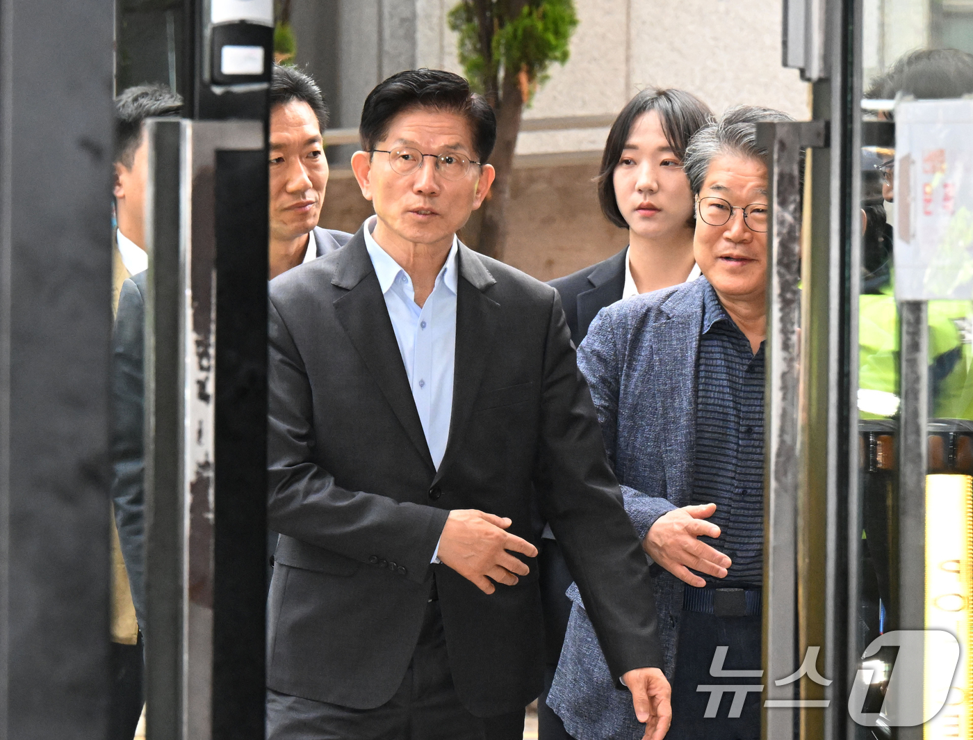 (서울=뉴스1) 안은나 기자 = 김문수 국민의힘 대통령 후보가 18일 경제 공약을 발표하기 위해 서울 여의도 국민의힘 중앙당사에 들어서고 있다. (공동취재) 2025.5.18/뉴스 …