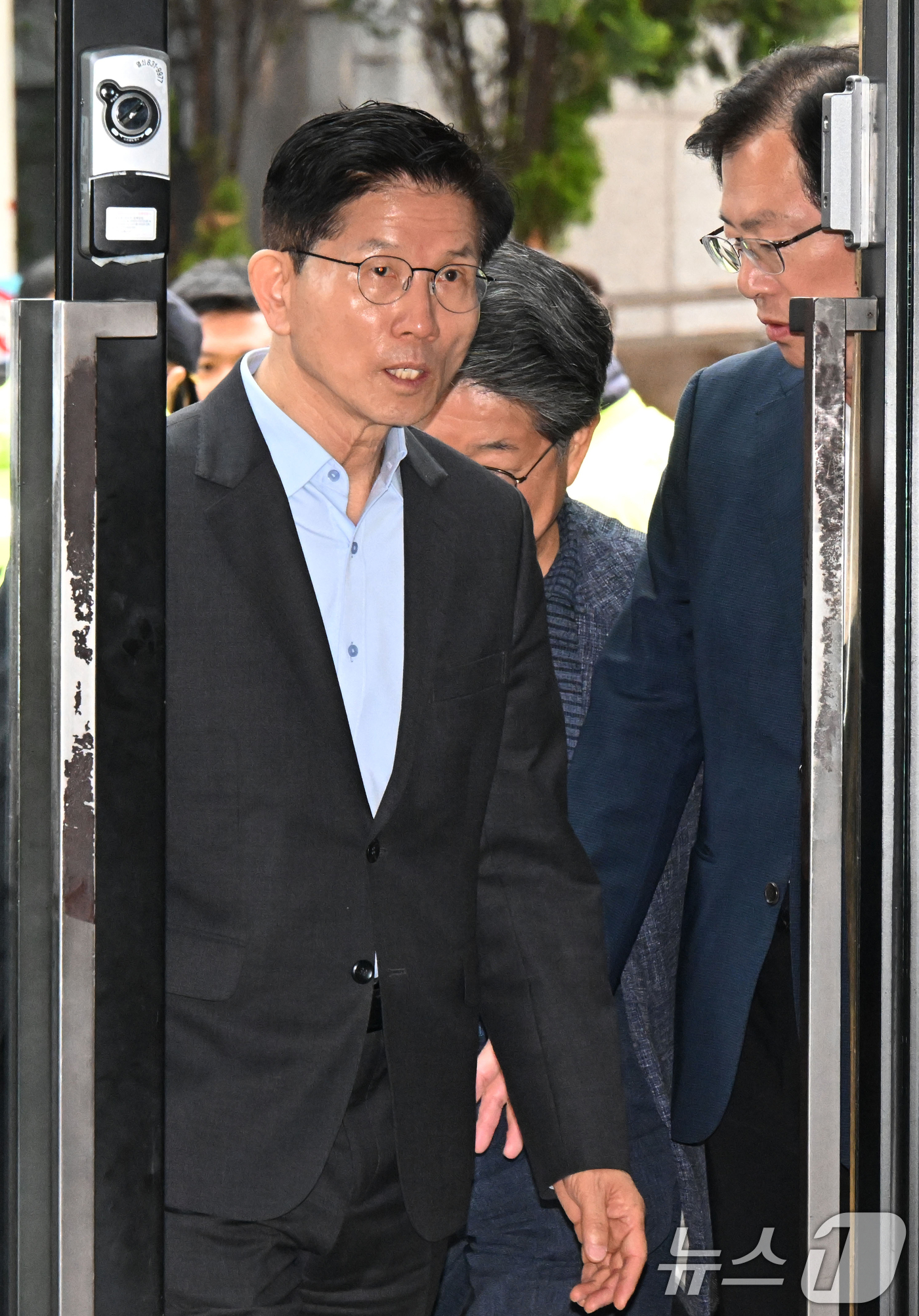 (서울=뉴스1) 안은나 기자 = 김문수 국민의힘 대통령 후보가 18일 경제 공약을 발표하기 위해 서울 여의도 국민의힘 중앙당사에 들어서고 있다. (공동취재) 2025.5.18/뉴스 …