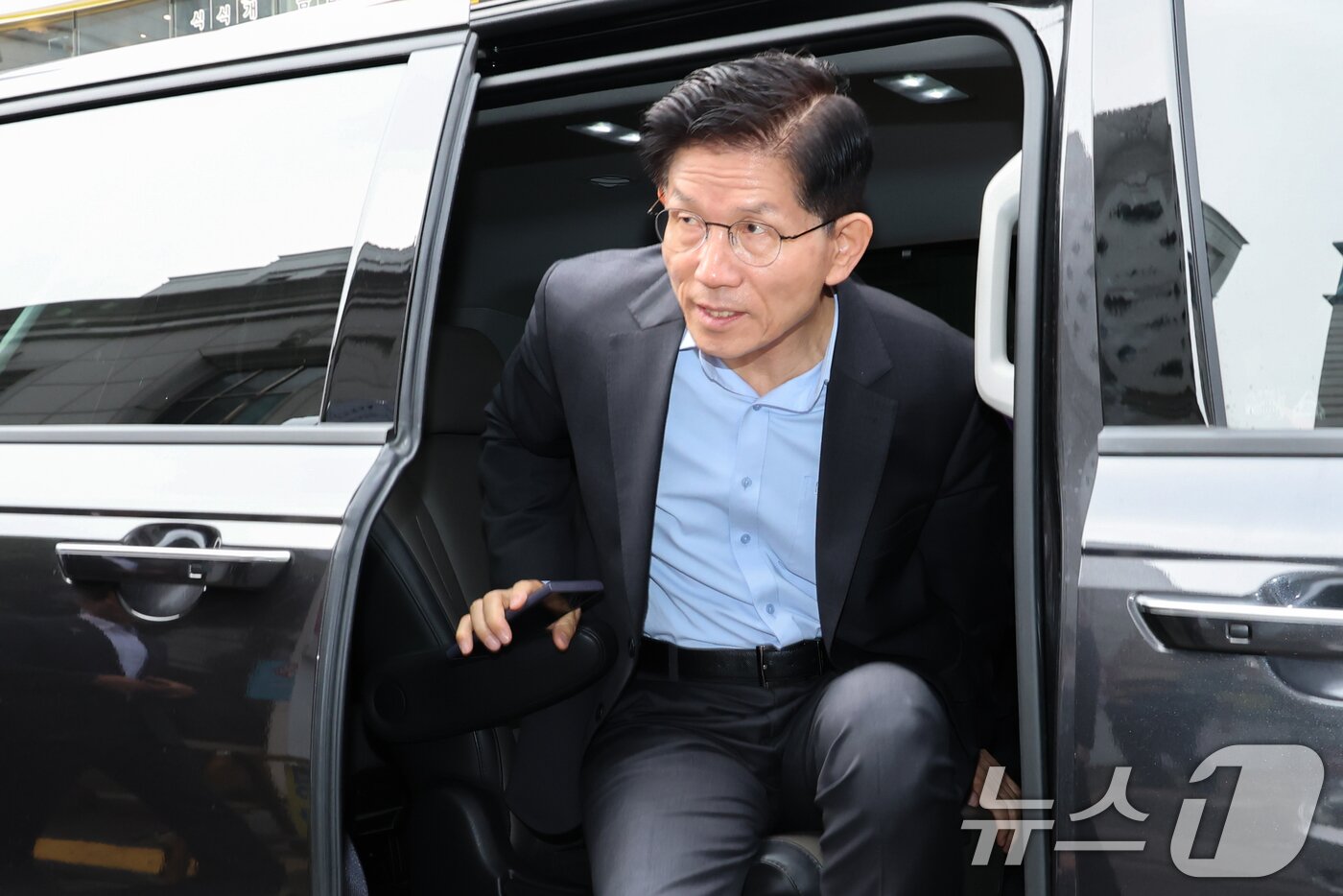 본문 이미지 - 김문수 국민의힘 대통령 후보가 경제 공약을 발표하기 위해 18일 서울 여의도 국민의힘 중앙당사에 도착하고 있다. &#40;공동취재&#41; 2025.5.18/뉴스1 ⓒ News1 안은나 기자
