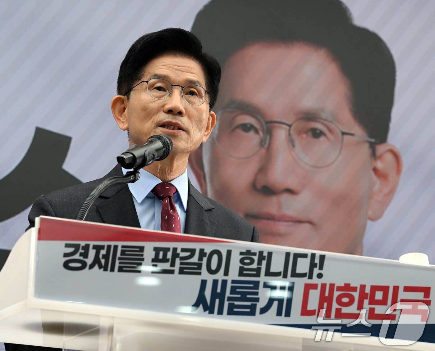 본문 이미지 - 김문수 국민의힘 대통령 후보가 18일 서울 여의도 국민의힘 중앙당사에서 &#39;경제를 판갈이 합니다! 새롭게 대한민국&#39; 경제 공약 발표를 하고 있다. &#40;공동취재&#41; 2025.5.18/뉴스1 ⓒ News1 안은나 기자