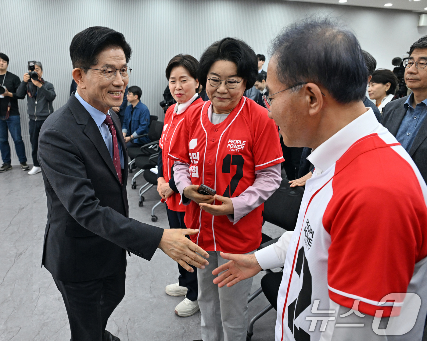 (서울=뉴스1) 안은나 기자 = 김문수 국민의힘 대통령 후보가 18일 서울 여의도 국민의힘 중앙당사에서 '경제를 판갈이 합니다! 새롭게 대한민국' 경제 공약 발표를 마친 뒤 윤재옥 …