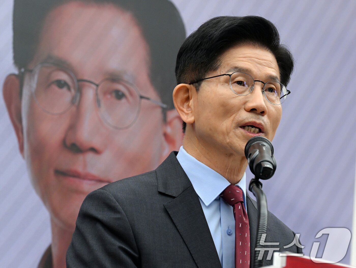 본문 이미지 - 김문수 국민의힘 대통령 후보가 18일 서울 여의도 국민의힘 중앙당사에서 &#39;경제를 판갈이 합니다! 새롭게 대한민국&#39; 경제 공약 발표를 하고 있다. &#40;공동취재&#41; 2025.5.18/뉴스1 ⓒ News1 안은나 기자