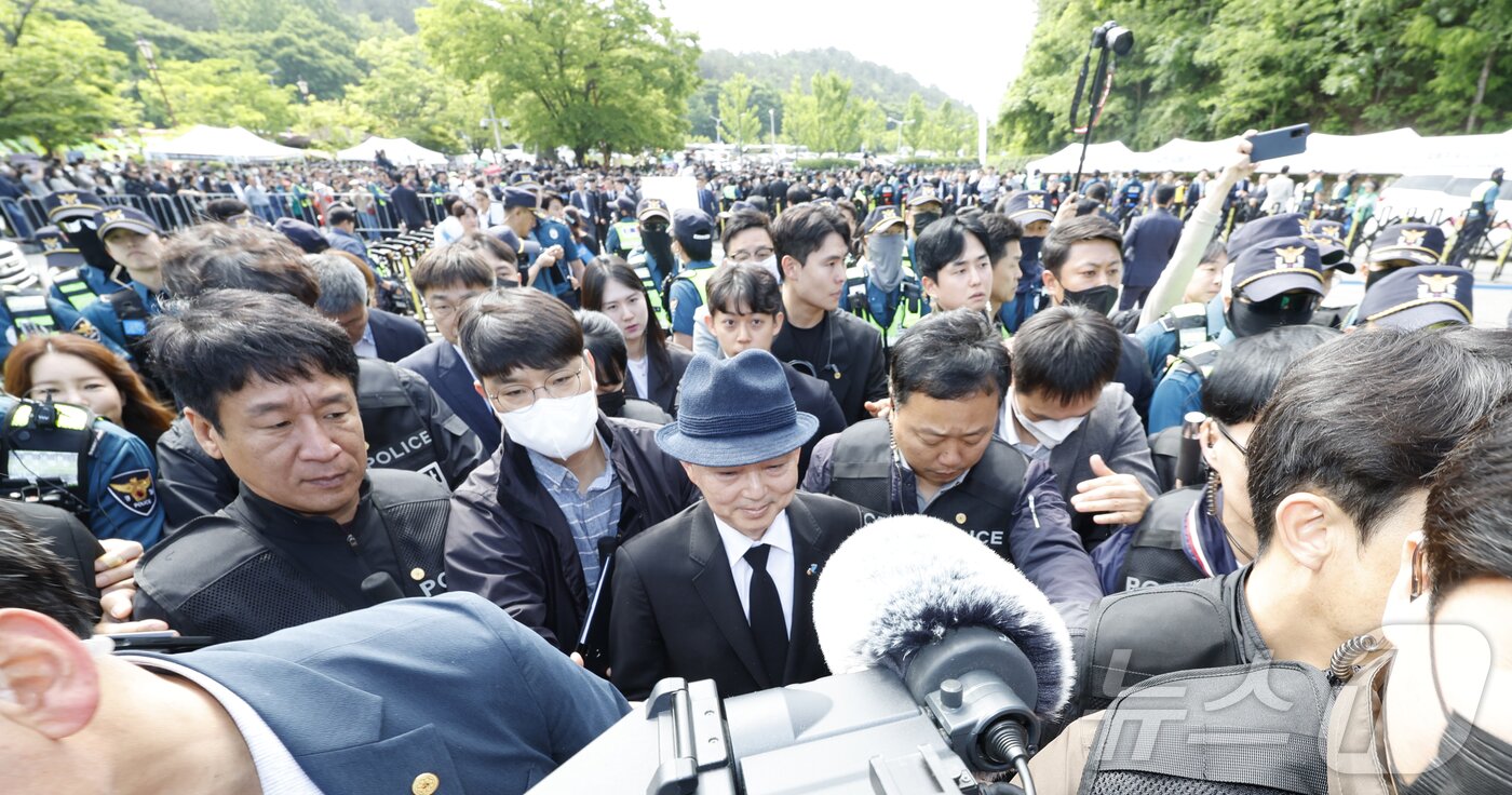 본문 이미지 - 안창호 인권위원장이 18일 오전 광주 북구 운정동 국립 5·18민주묘지 민주의 문으로 입장하는 도중 시민단체 회원들의 항의를 받고 있다. 2025.5.18/뉴스1 ⓒ News1 김태성 기자