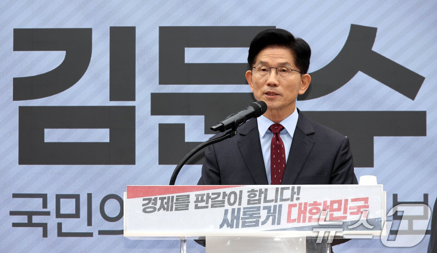본문 이미지 - 김문수 국민의힘 대통령 후보가 18일 서울 여의도 국민의힘 중앙당사에서 &#39;경제를 판갈이 합니다! 새롭게 대한민국&#39; 경제 공약 발표를 하고 있다. &#40;공동취재&#41; 2025.5.18/뉴스1 ⓒ News1 안은나 기자