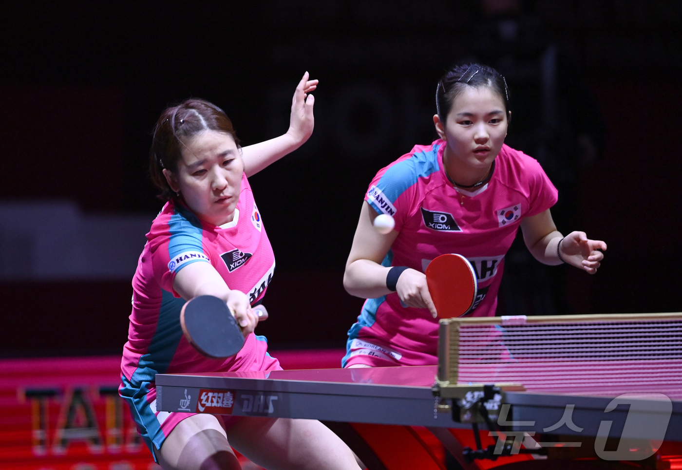 (서울=뉴스1) 사진공동취재단 = 김나영(오른쪽), 이은혜가 17일(현지시간) 카타르 도하 루사일 스포츠 아레나에서 열린 2025 국제탁구연맹(ITTF) 세계선수권대회 여자복식 6 …