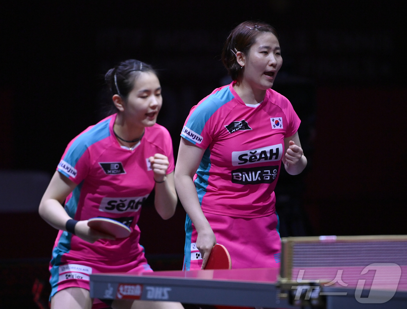 (서울=뉴스1) 사진공동취재단 = 김나영(왼쪽), 이은혜가 17일(현지시간) 카타르 도하 루사일 스포츠 아레나에서 열린 2025 국제탁구연맹(ITTF) 세계선수권대회 여자복식 64 …