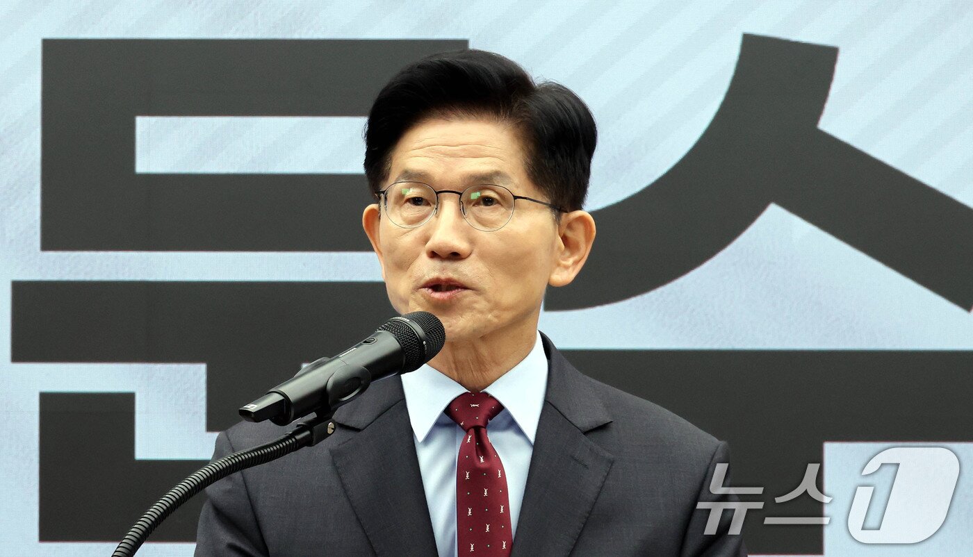 본문 이미지 - 김문수 국민의힘 대통령 후보가 18일 서울 여의도 국민의힘 중앙당사에서 &#39;경제를 판갈이 합니다! 새롭게 대한민국&#39; 경제 공약 발표를 하고 있다. &#40;공동취재&#41; 2025.5.18/뉴스1 ⓒ News1 안은나 기자