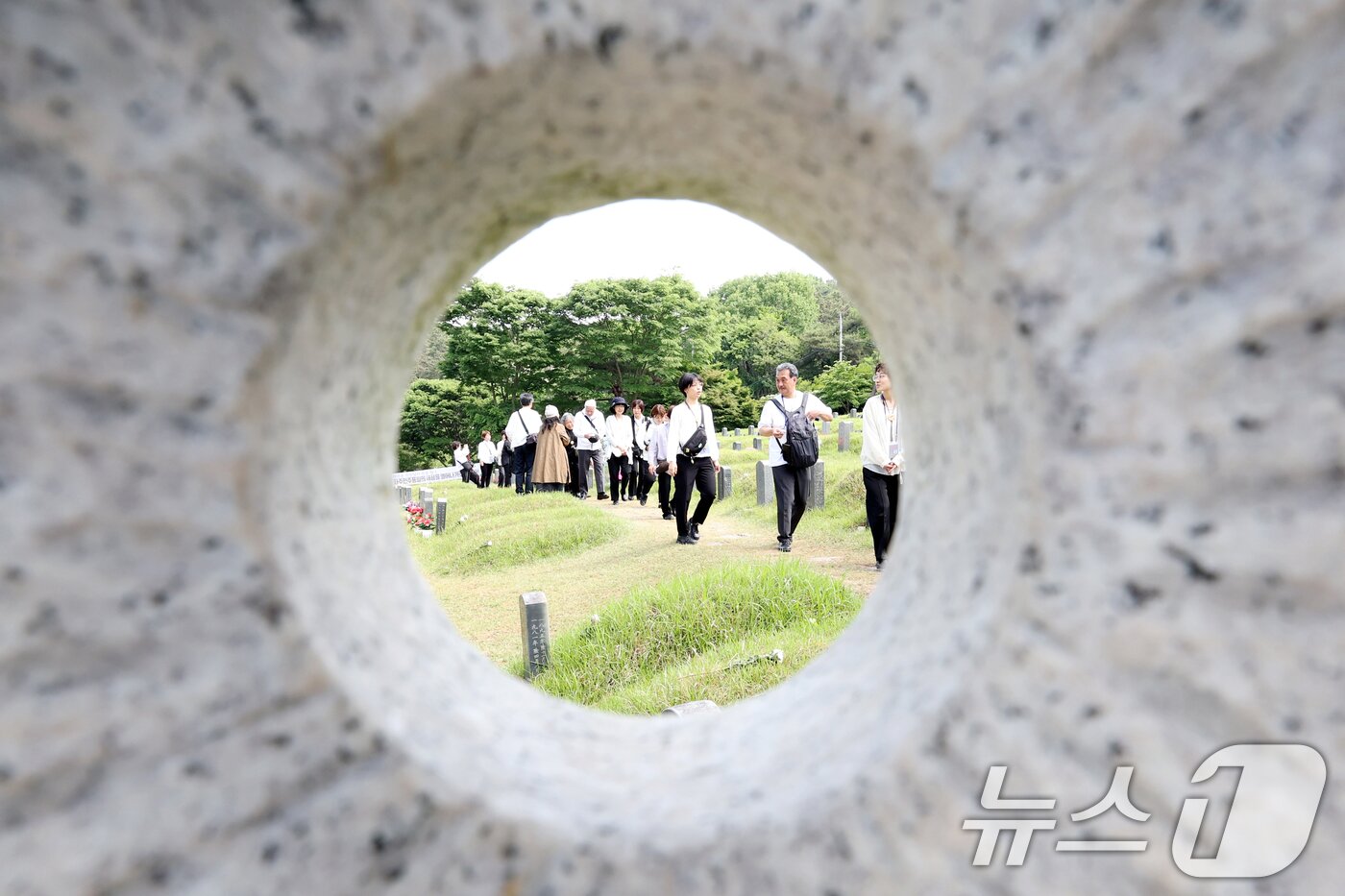 본문 이미지 - 제45주년 5·18민주화운동 기념일인 18일 오전 광주 북구 망월동 민족민주열사묘역&#40;구묘역&#41;에 참배객들의 발길이 이어지고 있다. 2025.5.18/뉴스1 ⓒ News1 이승현 기자