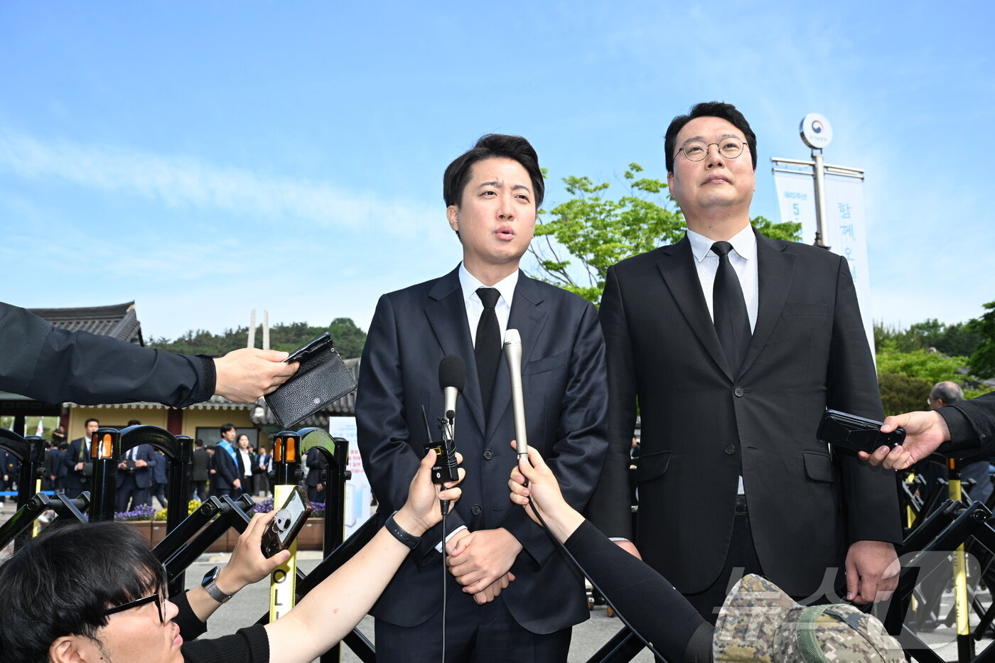 본문 이미지 - 이준석 개혁신당 대선후보가 18일 광주 북구 운정동 국립 5·18민주묘지 민주의 문 앞에서 기자회견을 하고 있다. 2025.5.18/뉴스1 ⓒ News1 김태성 기자