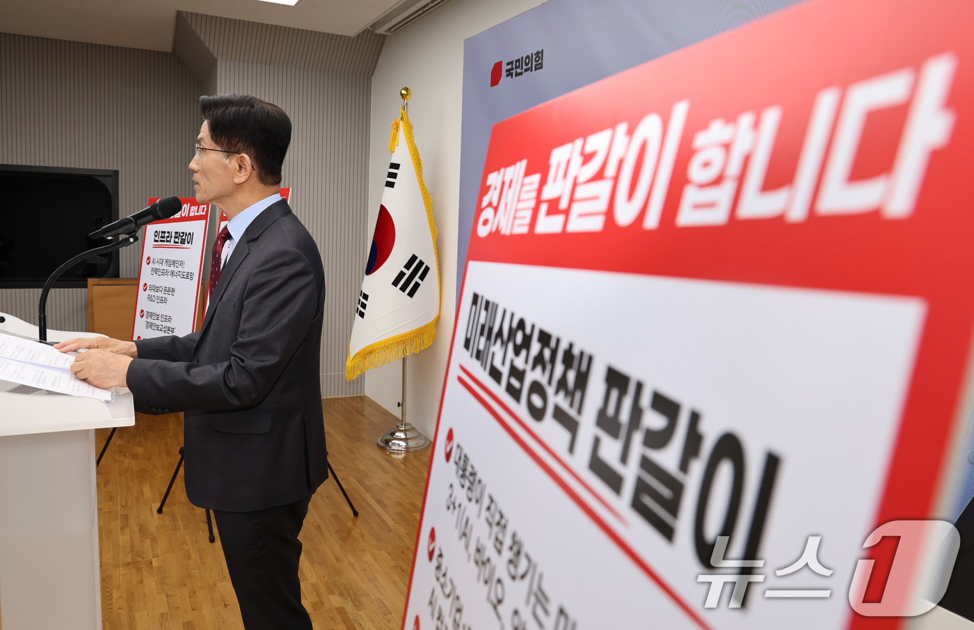 (서울=뉴스1) 안은나 기자 = 김문수 국민의힘 대통령 후보가 18일 서울 여의도 국민의힘 중앙당사에서 '경제를 판갈이 합니다! 새롭게 대한민국' 경제 공약 발표를 하고 있다. ( …