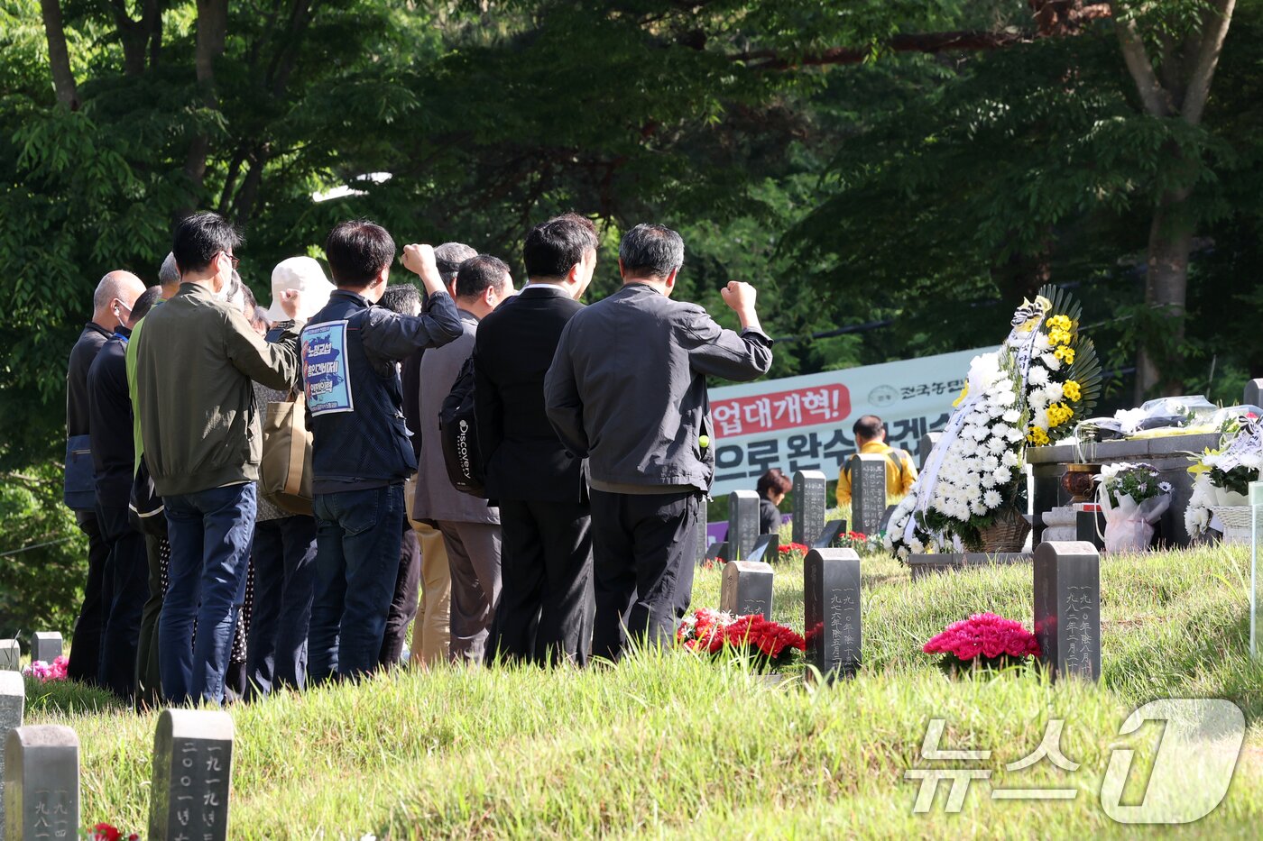 본문 이미지 - 제45주년 5·18민주화운동 기념일인 18일 오전 광주 북구 망월동 민족민주열사묘역&#40;구묘역&#41;에 참배객들의 발길이 이어지고 있다. 2025.5.18/뉴스1 ⓒ News1 이승현 기자