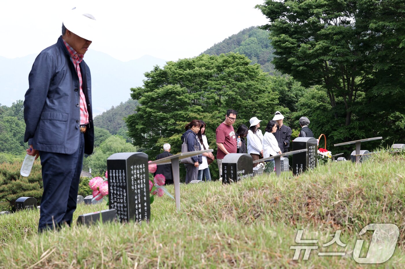 본문 이미지 - 제45주년 5·18민주화운동 기념일인 18일 오전 광주 북구 망월동 민족민주열사묘역&#40;구묘역&#41;에 참배객들의 발길이 이어지고 있다. 2025.5.18/뉴스1 ⓒ News1 이승현 기자