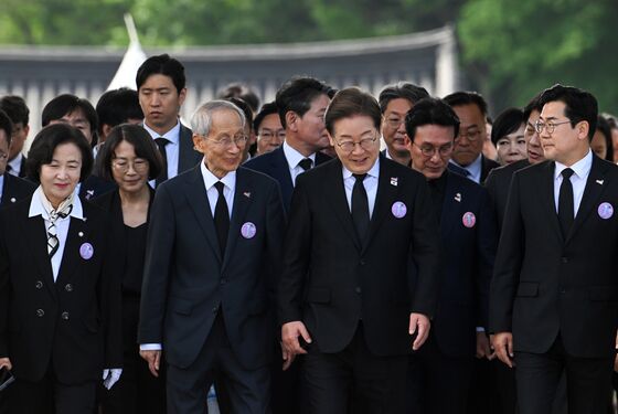 이재명, 5·18광주서 "권력분산 개헌"…김문수 "경제 대통령"