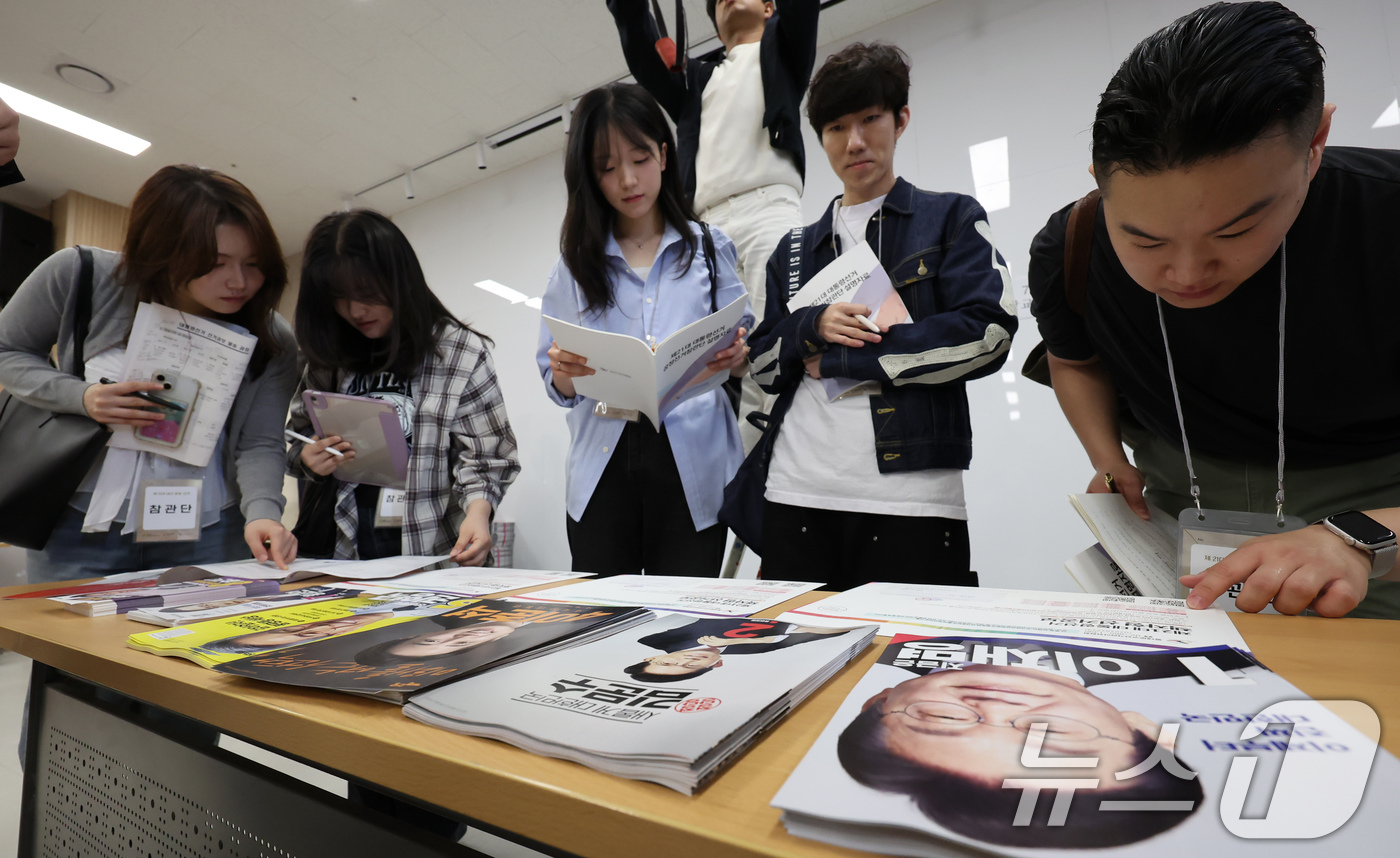 (서울=뉴스1) 장수영 기자 = 제21대 대통령선거를 앞두고 있는 18일 오전 서울 동대문구 청량리동 주민센터에서 공정선거참관단이 유권자들에게 발송될 책자형 선거공보물 살펴보고 있 …