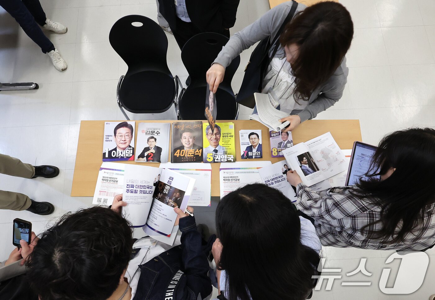 본문 이미지 - 제21대 대통령선거를 앞두고 있는 18일 오전 서울 동대문구 청량리동 주민센터에서 공정선거참관단이 유권자들에게 발송될 책자형 선거공보물 살펴보고 있다. 2025.5.18/뉴스1 ⓒ News1 장수영 기자