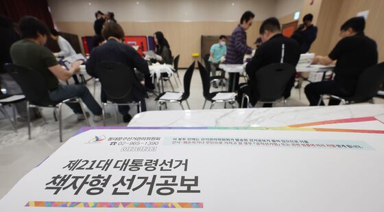선거공보물 발송 준비하는 관계자들