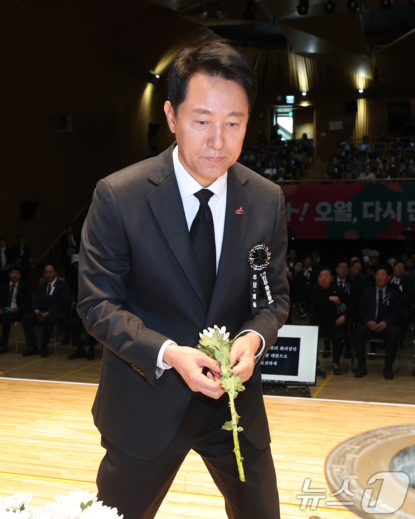 (서울=뉴스1) 오대일 기자 = 18일 오전 서울 중구 서울시청 다목적홀에서 열린 제45주년 5·18민주화운동 기념식 서울행사에서 오세훈 서울시장이 헌화하고 있다. 2025.5.1 …