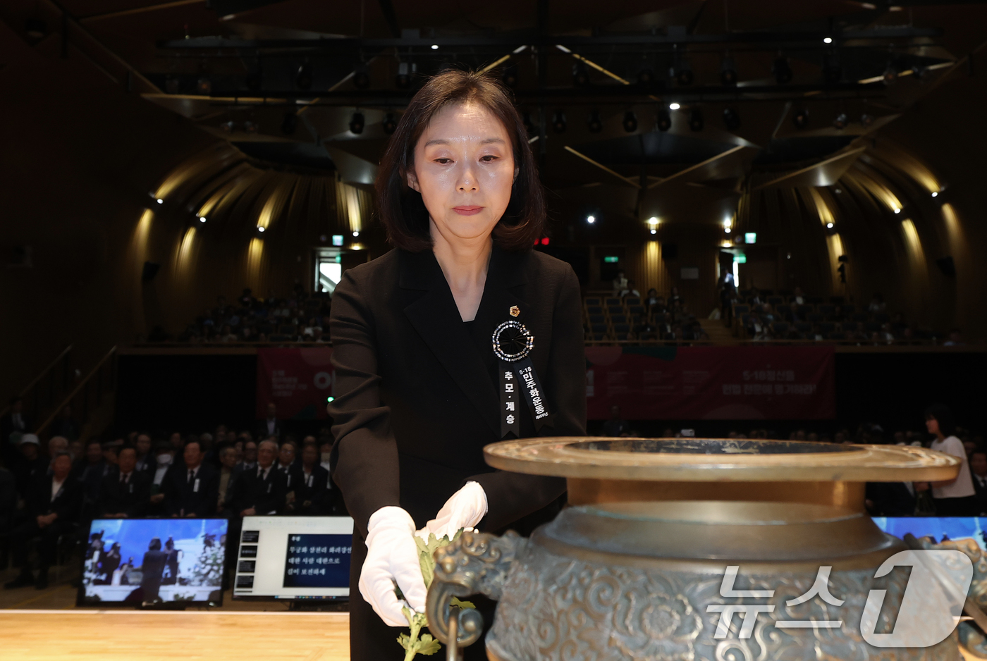 (서울=뉴스1) 오대일 기자 = 18일 오전 서울 중구 서울시청 다목적홀에서 열린 제45주년 5·18민주화운동 기념식 서울행사에서 최호정 서울시의회 의장이 헌화하고 있다. 2025 …