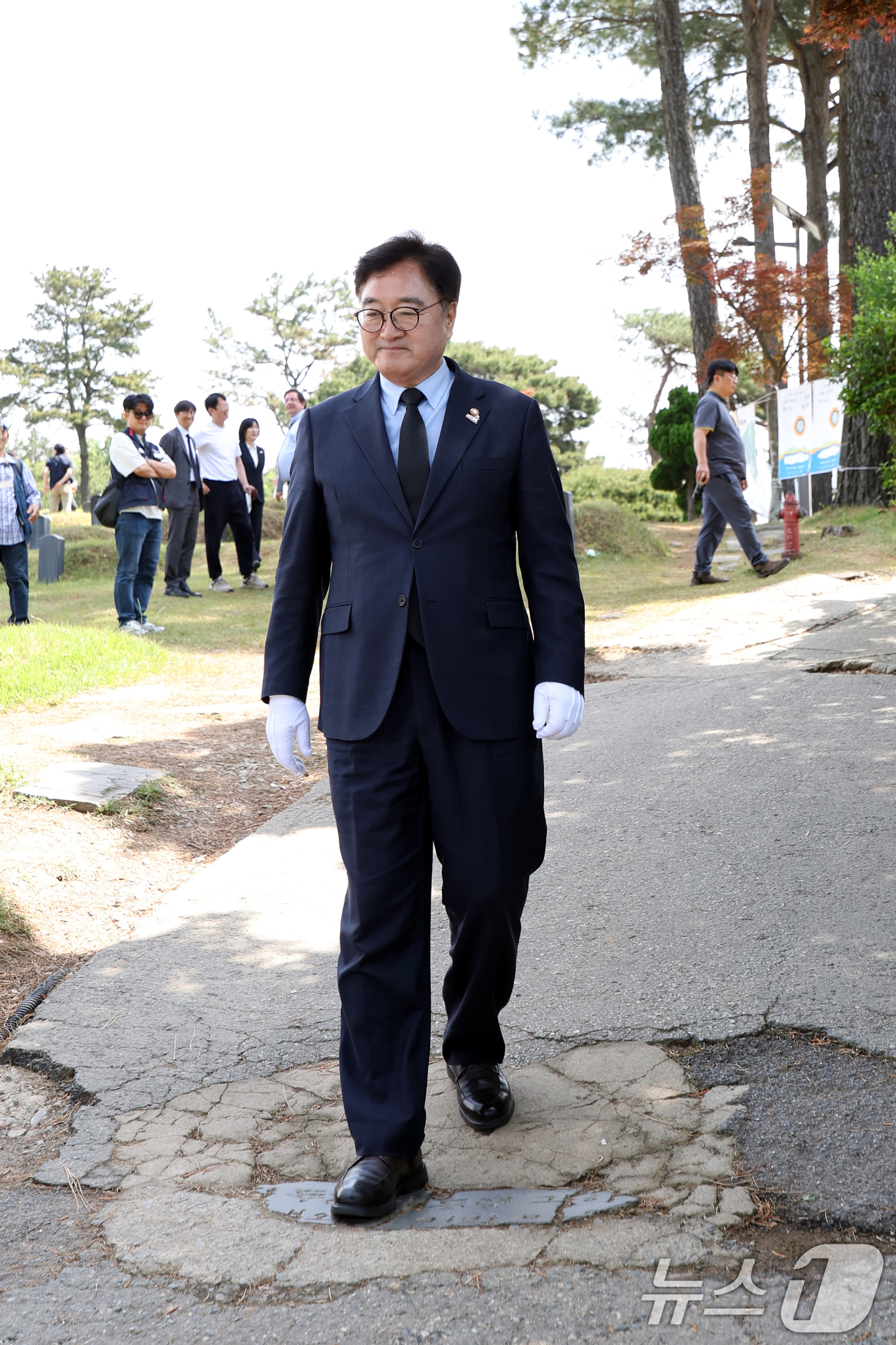 (광주=뉴스1) 이승현 기자 = 우원식 국회의장이 제45주년 5·18민주화운동 기념일인 18일 오전 광주 북구 망월동 민족민주열사묘역(구묘역)을 찾아 전두환 비석을 밟으며 지나가고 …