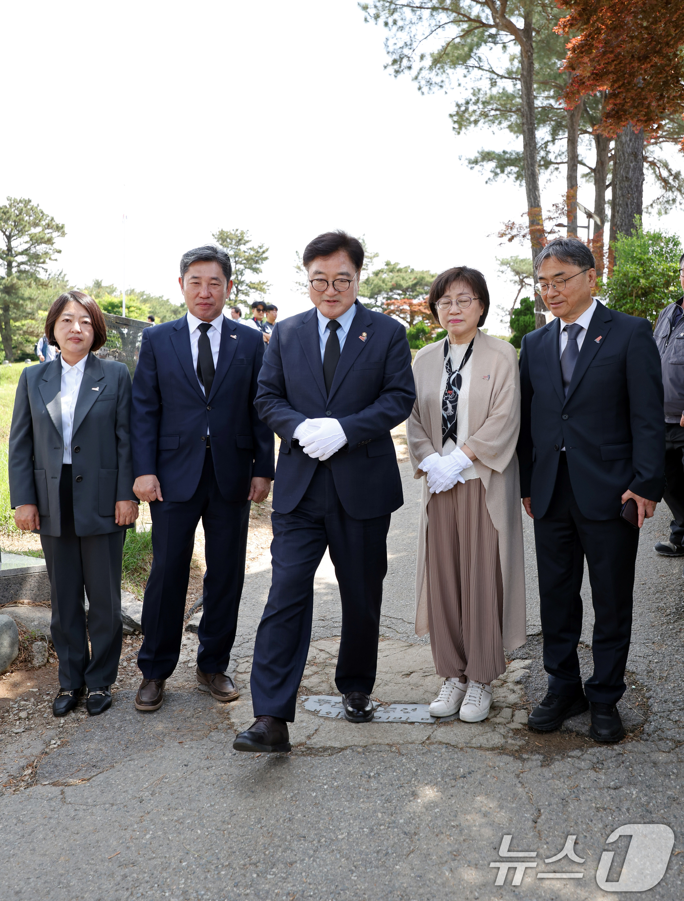 (광주=뉴스1) 이승현 기자 = 우원식 국회의장이 제45주년 5·18민주화운동 기념일인 18일 오전 광주 북구 망월동 민족민주열사묘역(구묘역)을 찾아 전두환 비석을 밟고 지나가고 …