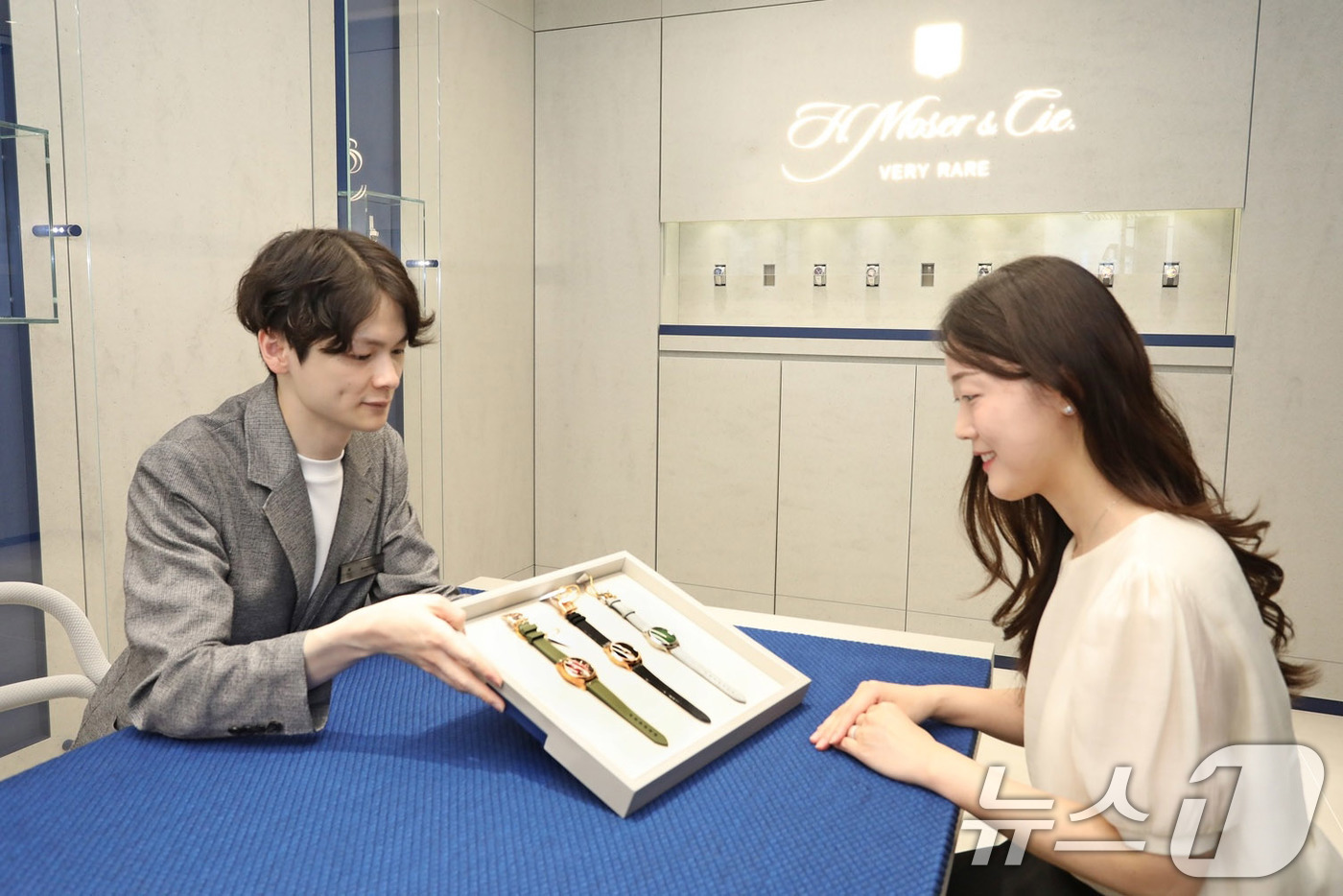 (서울=뉴스1) 박지혜 기자 = 갤러리아백화점이 서울 압구정 갤러리아 명품관에 국내 최초로 스위스 시계 브랜드 ‘모저앤씨(H. Moser & Cie.)’ 단독 부티크를 오픈했다. …