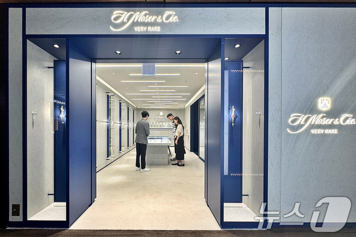 (서울=뉴스1) 박지혜 기자 = 갤러리아백화점이 서울 압구정 갤러리아 명품관에 국내 최초로 스위스 시계 브랜드 ‘모저앤씨(H. Moser & Cie.)’ 단독 부티크를 오픈했다. …