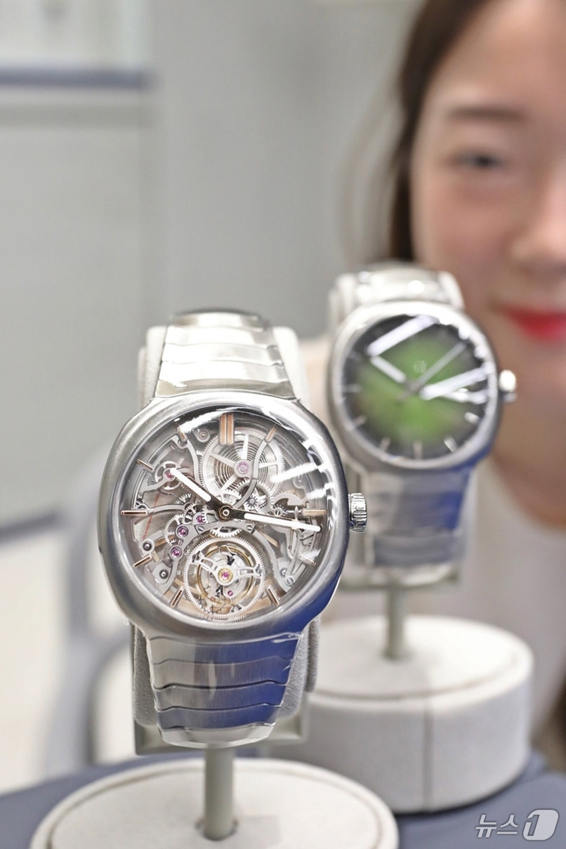 (서울=뉴스1) 박지혜 기자 = 갤러리아백화점이 서울 압구정 갤러리아 명품관에 국내 최초로 스위스 시계 브랜드 ‘모저앤씨(H. Moser & Cie.)’ 단독 부티크를 오픈했다. …