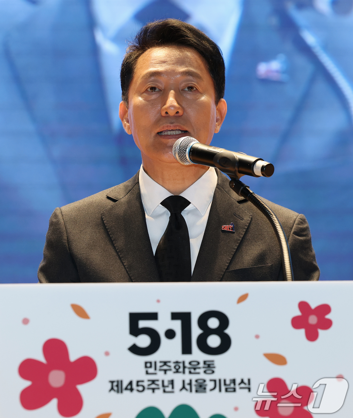 (서울=뉴스1) 오대일 기자 = 오세훈 서울시장이 18일 오전 서울 중구 서울시청 다목적홀에서 열린 제45주년 5·18민주화운동 기념식 서울행사에서 기념사를 하고 있다. 2025. …