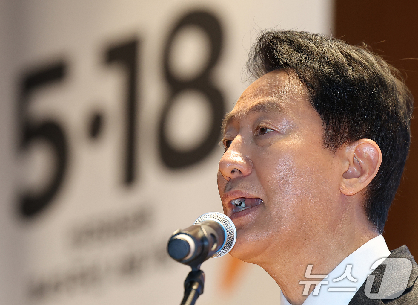 (서울=뉴스1) 오대일 기자 = 오세훈 서울시장이 18일 오전 서울 중구 서울시청 다목적홀에서 열린 제45주년 5·18민주화운동 기념식 서울행사에서 기념사를 하고 있다. 2025. …