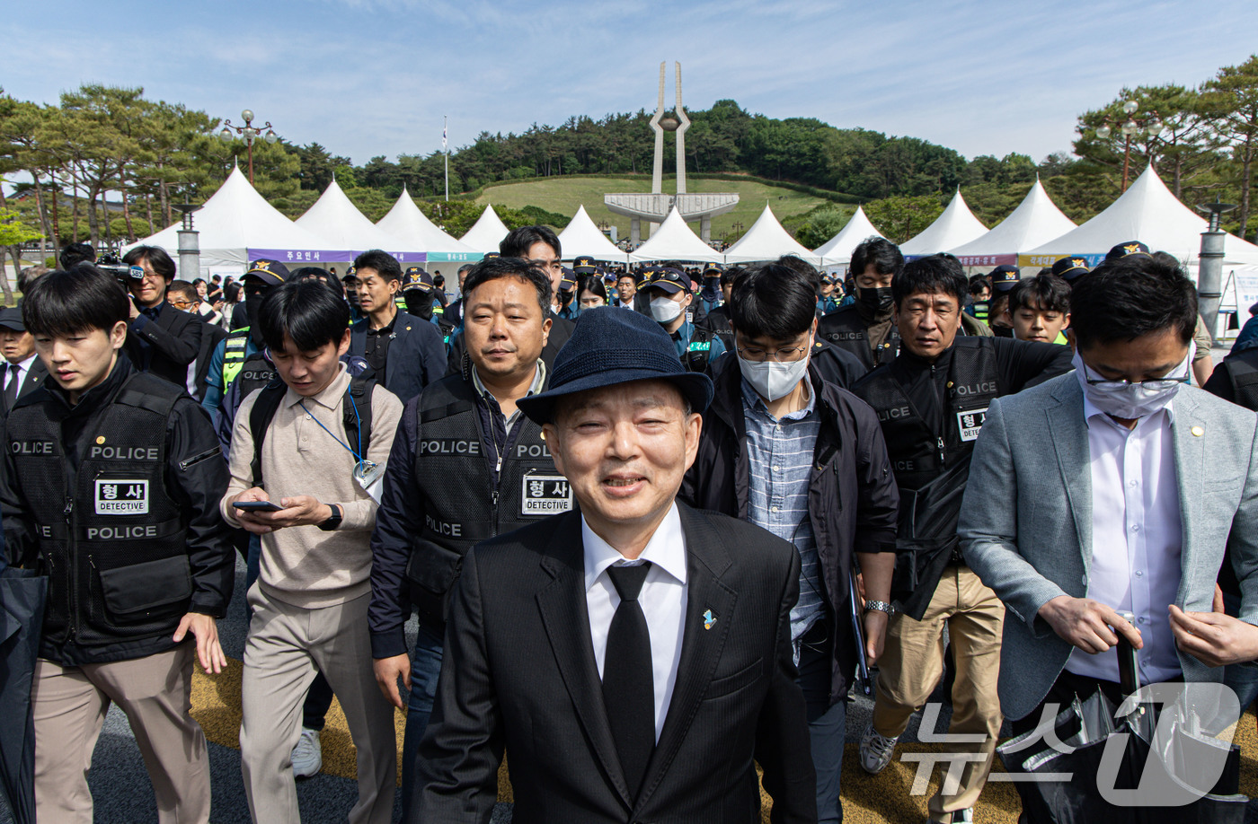 (광주=뉴스1) 이재명 기자 = 안창호 국가인권위원장이 18일 오전 광주 북구 운정동 5·18민주묘지에서 열린 제45주년 5·18 민주화운동 기념식에 참석하던 중 시민단체의 항의에 …