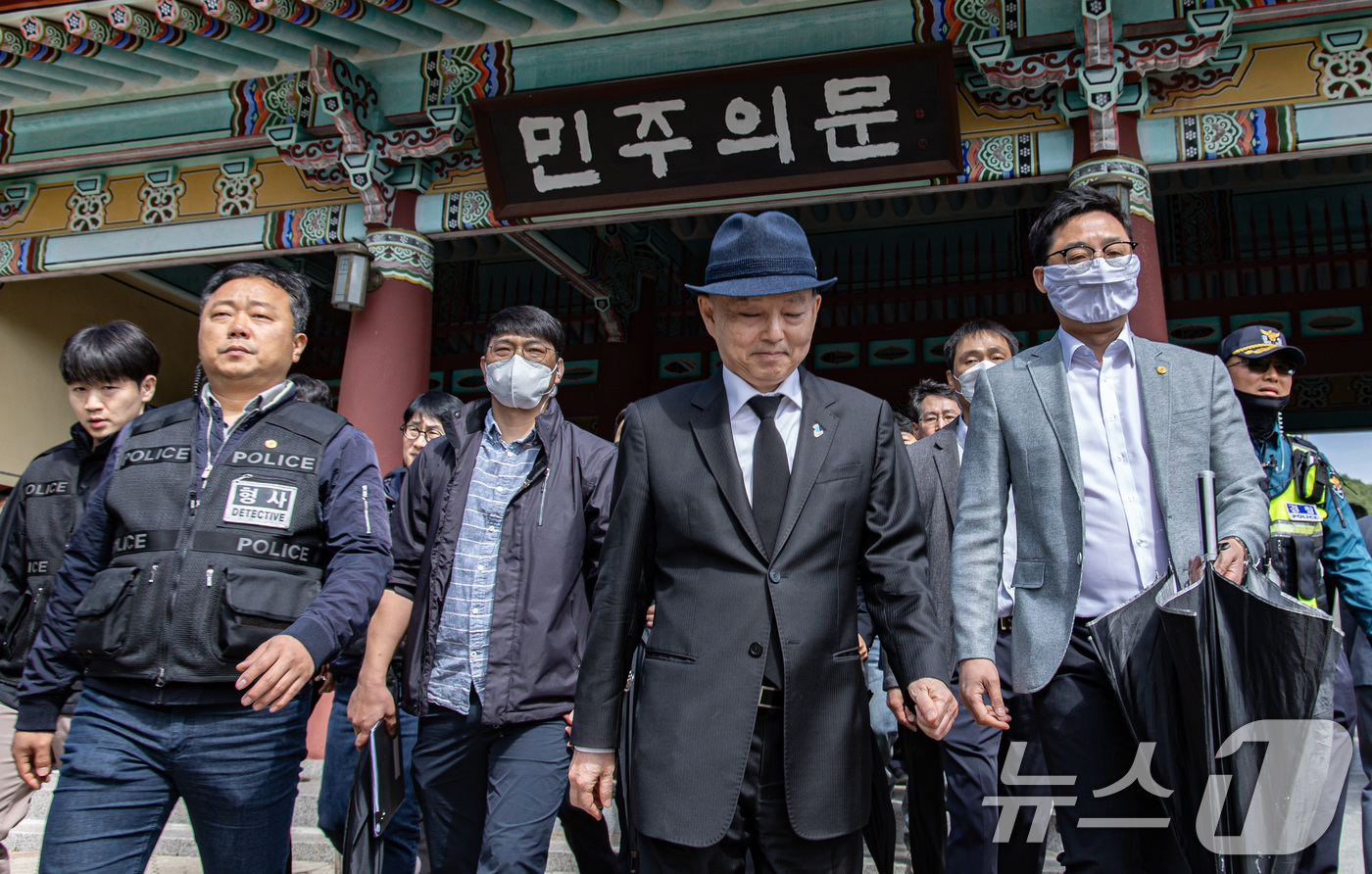 (광주=뉴스1) 이재명 기자 = 안창호 인권위원장이 18일 오전 광주 북구 운정동 5·18민주묘지에서 열린 제45주년 5·18 민주화운동 기념식에 참석하던 중 시민단체의 항의에 발 …