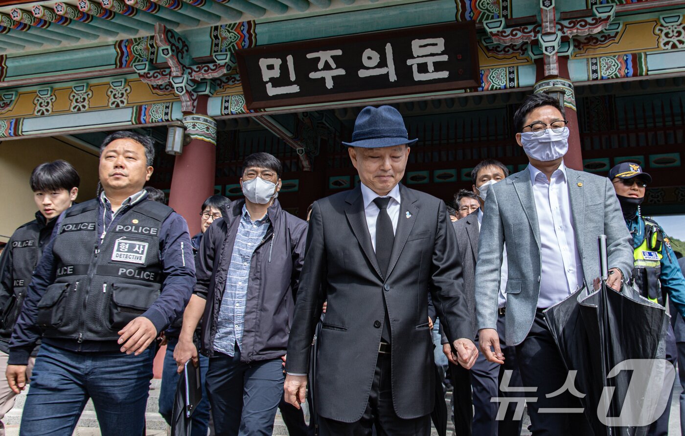본문 이미지 - 안창호 인권위원장이 18일 오전 광주 북구 운정동 5·18민주묘지에서 열린 제45주년 5·18 민주화운동 기념식에 참석하던 중 시민단체의 항의에 발길을 되돌리고 있다. 2025.5.18/뉴스1 ⓒ News1 이재명 기자