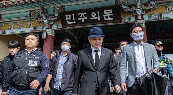 시민단체 항의에 발길 되돌리는 안창호 위원장