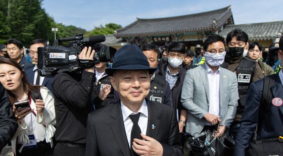 발길 돌리는 안창호 인권위원장