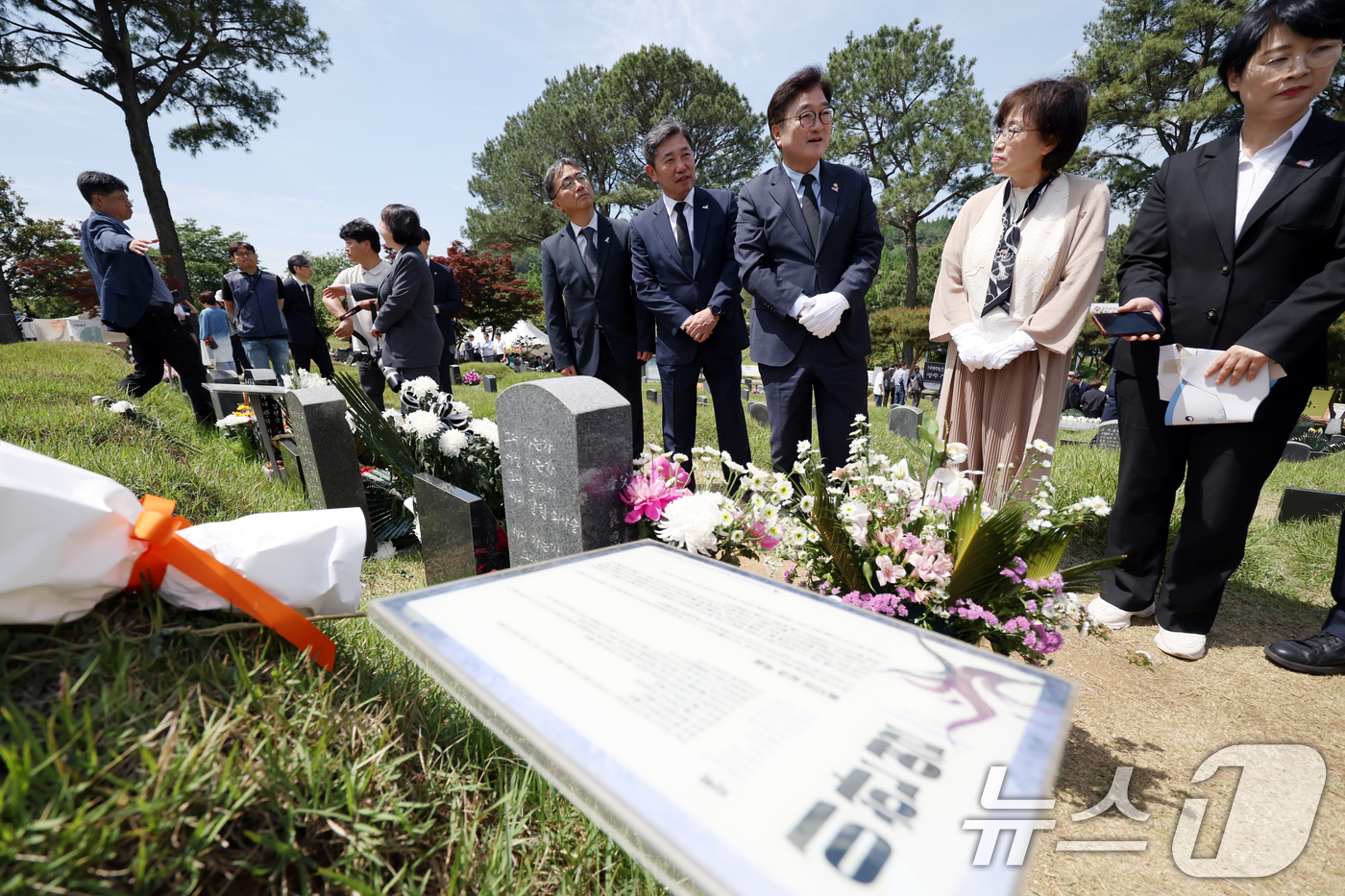 (광주=뉴스1) 이승현 기자 = 우원식 국회의장이 제45주년 5·18민주화운동 기념일인 18일 오전 광주 북구 망월동 민족민주열사묘역(구묘역)에서 연세대 후배인 고 이한열 열사 묘 …
