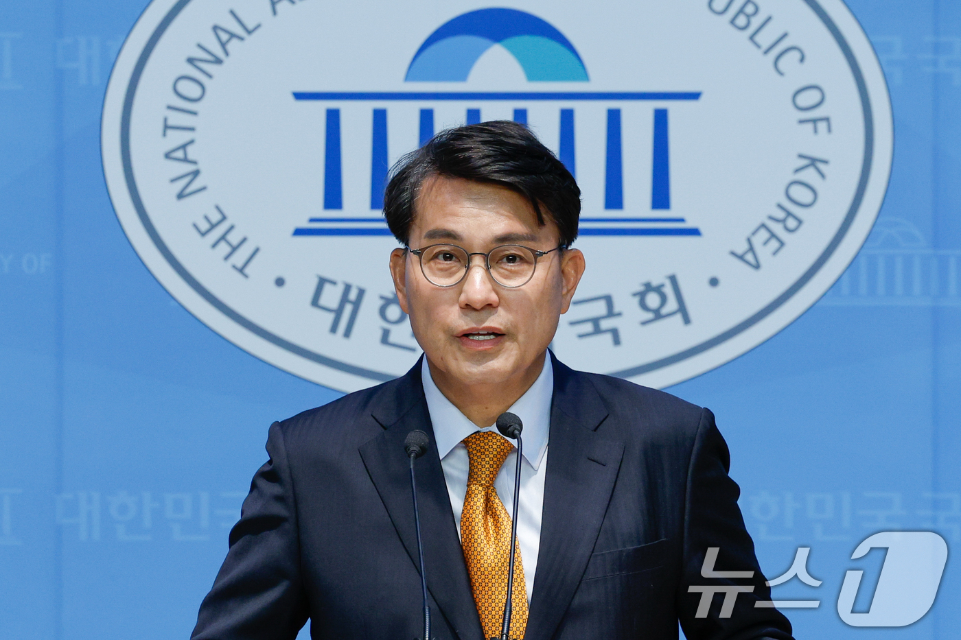 (서울=뉴스1) 안은나 기자 = 윤상현 국민의힘 의원이 18일 서울 여의도 국회 소통관에서 대선 승리를 위한 '반명개헌연대' 대통합이 필요하다며 기자회견을 하고 있다. 2025.5 …