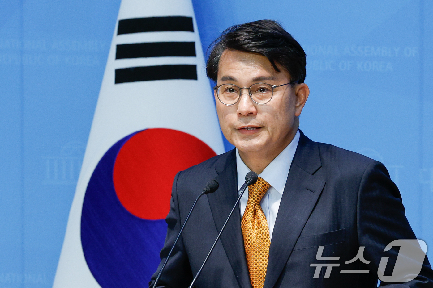 (서울=뉴스1) 안은나 기자 = 윤상현 국민의힘 의원이 18일 서울 여의도 국회 소통관에서 대선 승리를 위한 '반명개헌연대' 대통합이 필요하다며 기자회견을 하고 있다. 2025.5 …