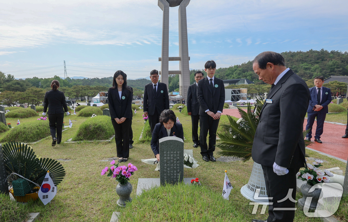 (서울=뉴스1) 박지혜 기자 = 강정애 국가보훈부 장관이 18일 오전 광주광역시 북구 운정동 국립5.18민주묘지에서 열린 제45주년 5.18민주화운동 기념식에 앞서 제1묘역에들려 …