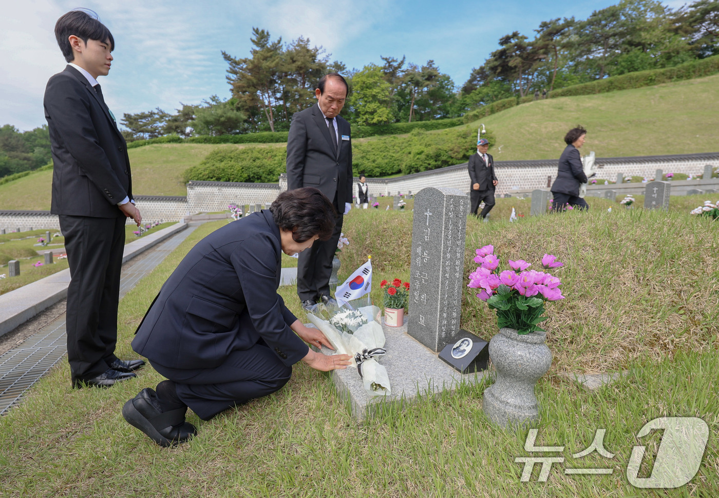 (서울=뉴스1) 박지혜 기자 = 강정애 국가보훈부 장관이 18일 오전 광주광역시 북구 운정동 국립5.18민주묘지에서 열린 제45주년 5.18민주화운동 기념식에 앞서 제1묘역에 들려 …
