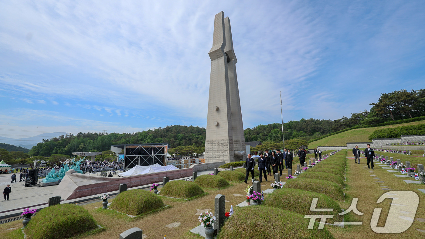 (서울=뉴스1) 박지혜 기자 = 강정애 국가보훈부 장관이 18일 오전 광주광역시 북구 운정동 국립5.18민주묘지에서 열린 제45주년 5.18민주화운동 기념식에 앞서 제1묘역을 둘러 …
